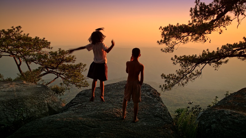 Wannasa Wintawong as ‘Ja’ and Tanapol Kamkunkam as ‘Boy’ atop a cliff in the Phu Kradueng National Park in a scene from ‘The Forest.’ Photo: The Forest / Courtesy