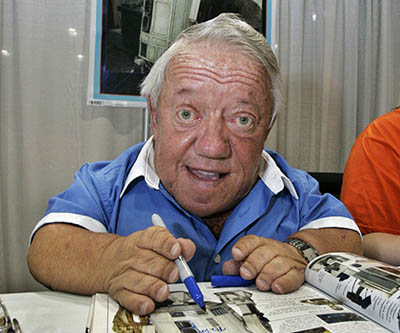 Actor Kenny Baker, who portrayed the R2-D2, signs autographs at Star Wars Celebration IV, billed as the world's biggest Star Wars party, on May 26, 2007. Photo: Reed Saxon / Associated Press