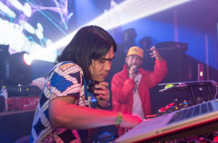 Jaree Thanapura, aka Gramaphone Children at left with MC Sinnamon on Aug. 25 at Live RCA Bangkok.