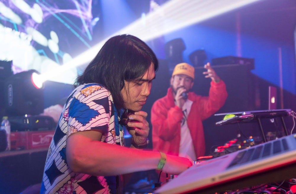 Jaree Thanapura, aka Gramaphone Children at left with MC Sinnamon on Aug. 25 at Live RCA Bangkok.