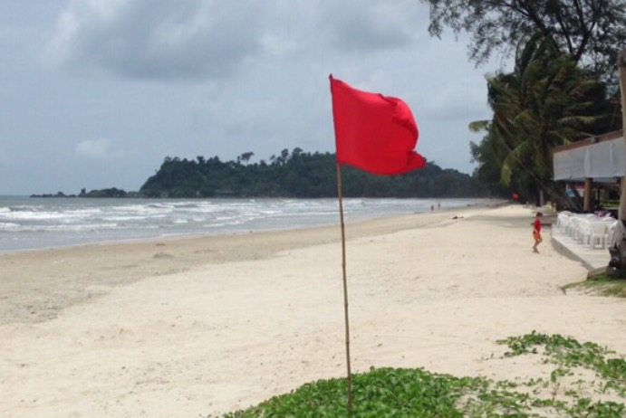 A red flag was posted Saturday on a beach at Koh Chang. Photo: Tourist Police
