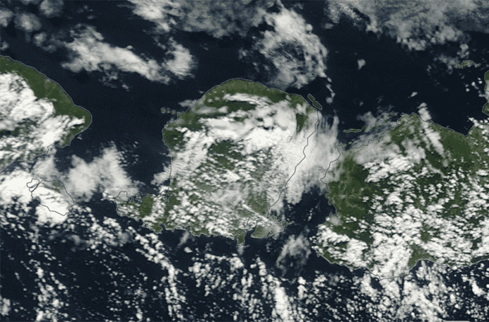 Clouds spread from eruption of Indonesia's Mt. Rinjani over past three days. Images: NASA
