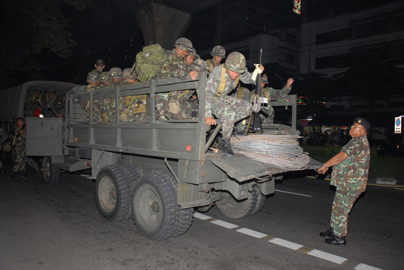 Soldiers deploy on Phahonyothin Road in Bangkok to set up roadblocks on the night of Sept. 19, 2006.