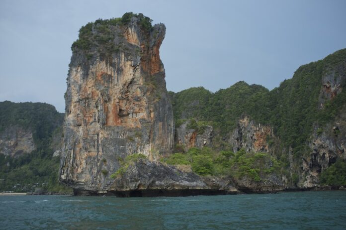 Limestone cliffs of Krabi Bay in 2014. Photo: Aleksandr Zykov / Flickr