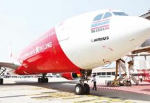 Flight Attendant Kowtows on Floor to Irate Passenger
