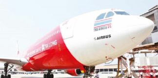 Flight Attendant Kowtows on Floor to Irate Passenger