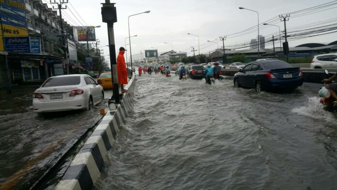 Srinakarin Road on Friday morning. Photo: FM. 91 Trafficpro / Facebook