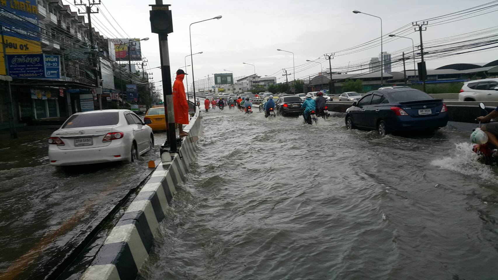 Srinakarin Road on Friday morning. Photo: FM. 91 Trafficpro / Facebook
