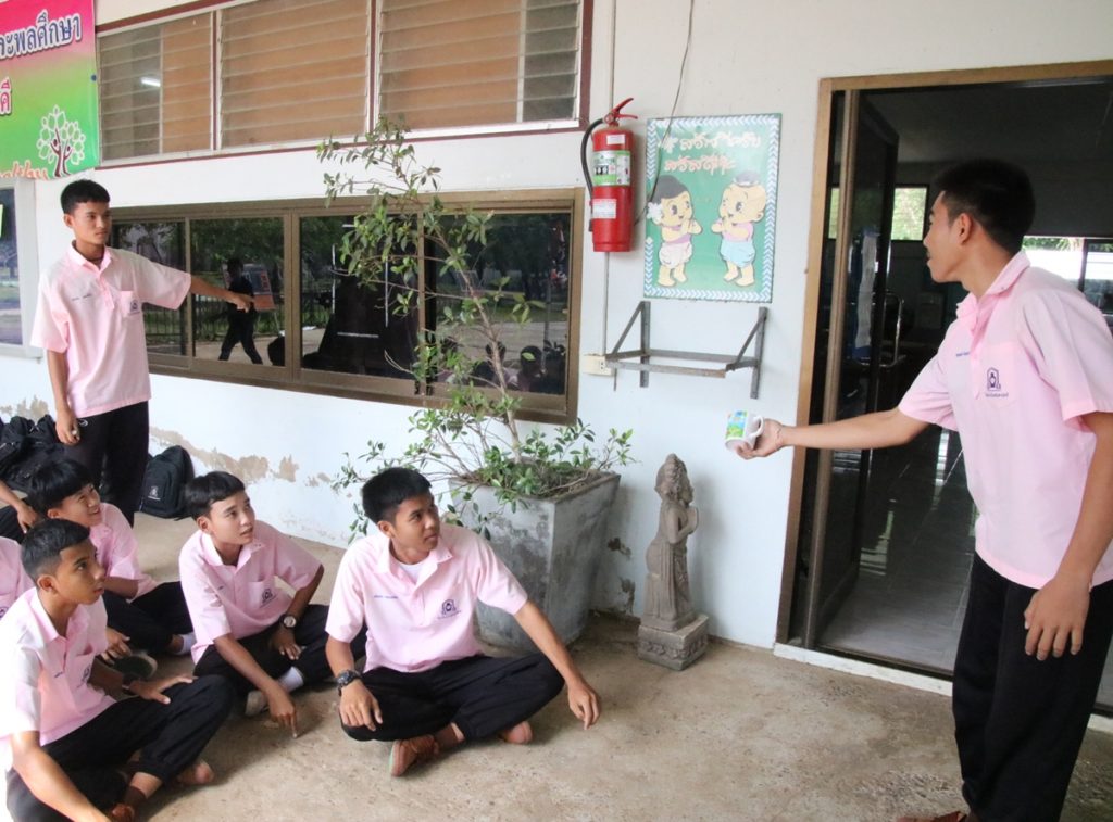 Students on Wednesday re-enact the Aug. 8 confrontation at at Chokechaisamakkhee School in Korat for reporters. According to the students, the mug hit the window frame before bouncing to strike Naruedee Jodsanthia’s face.