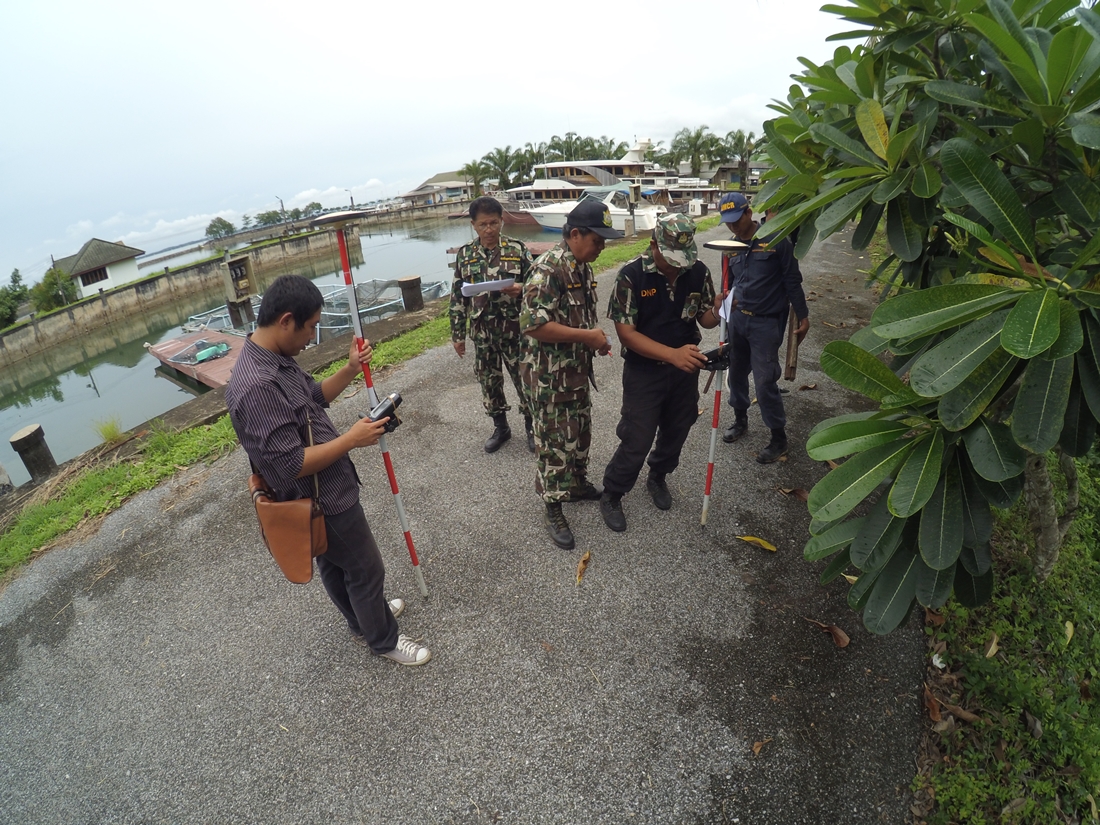 Officials from the Department of Marine and Coastal Resources on Wednesday inspect the property owned by CP executive Jaran Chiaravanont in Trat province.
