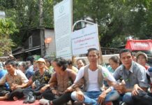 Mahakan Residents Blockade Fort to Stop Demolition