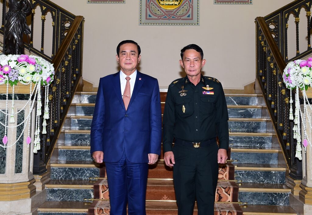 Prayuth Chan-ocha poses for photo with his brother Preecha Chan-ocha on Sept. 28, 2016, at Government House