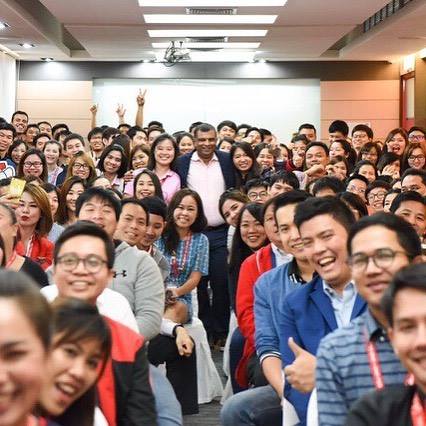 AirAsia CEO Tony Fernandes on Thursday holds a meeting with the airline's Thai staff in Bangkok in the wake of the kowtow incident. Photo: Tony Fernandes / Facebook
