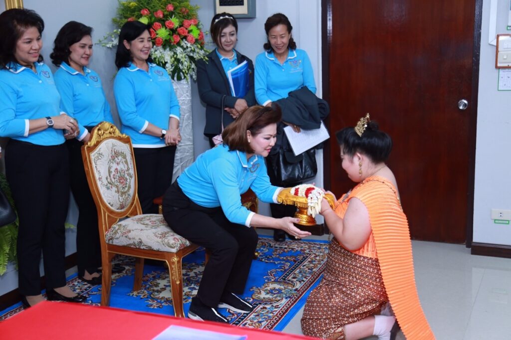 Pongpan Chan-ocha, head of the army wives association, is welcomed on Aug. 24 at an army facility in Nakhon Sawan province. Photo: Wives Association of the Office of the Permanent Secretary for Defense