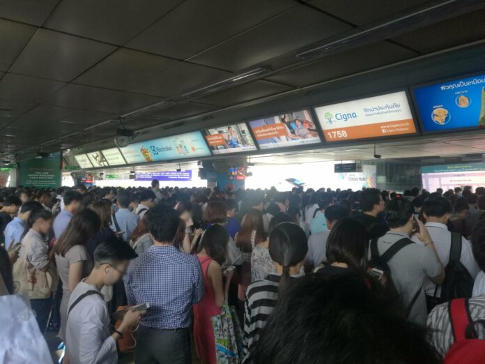 Commuters wait for a train Thursday morning at BTS Siam. Photo: Js100Radio / Twitter