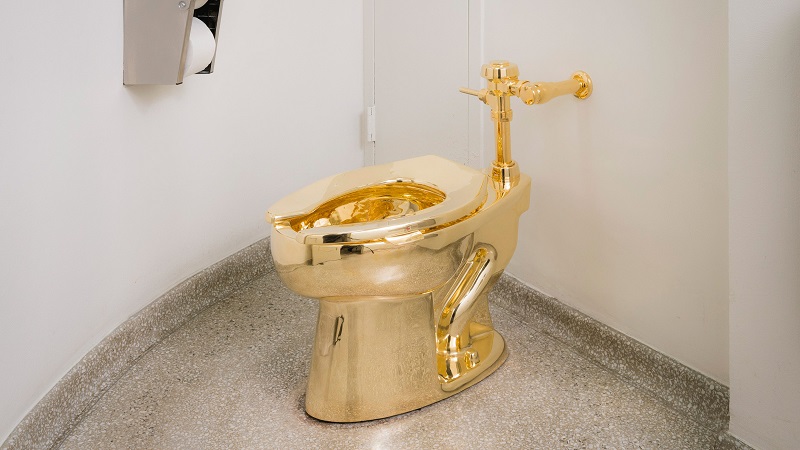 An 18-karat gold toilet is shown in the museum's 14th floor restroom in this undated photograph at the Solomon R. Guggenheim Museum in New York. Photo: Kristopher McKay / Associated Press