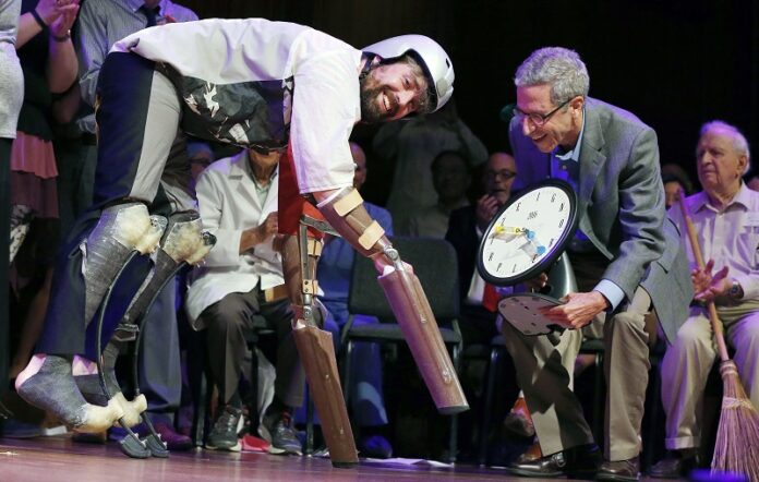 Thomas Thwaites, left, accepts the Ig Nobel prize in biology from Nobel laureate Eric Maskin (economics, 2007) Thursday during ceremonies at Harvard University in Cambridge, Massachusetts. Photo: Michael Dwyer / Associated Press