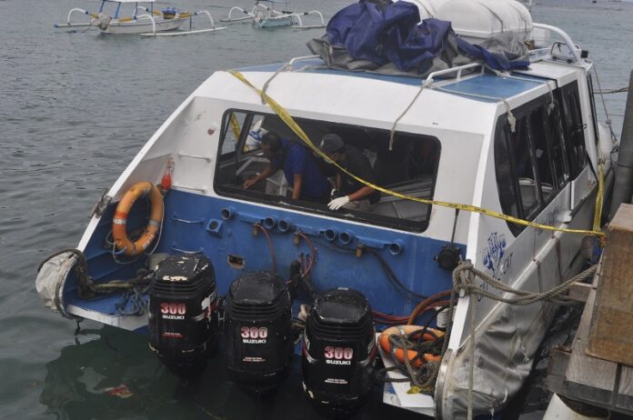 Police investigators examine the Gili Cat 2 boat on Thursday following an explosion while it was enroute to nearby island of Lombok, at Padangbai Port in Karangasem, Bali, Indonesia. Photo: Associated Press
