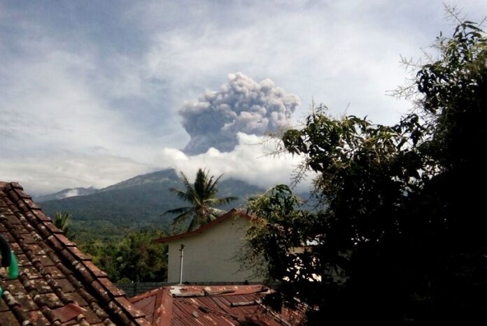 Volcanic material from the eruption of Mount Barujari is seen Tuesday from Bayan, Lombok Island, Indonesia. Photo: Denda Wiyana Putri / Associated Press