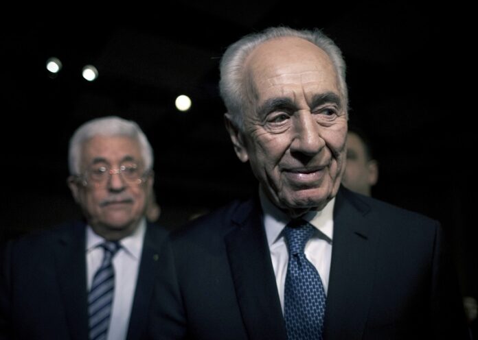 2015 file photo of former Israeli President Shimon Peres, right, at the King Hussien convention center, Southern Shuneh, Jordan. Photo: Nasser Nasser / Associated Press