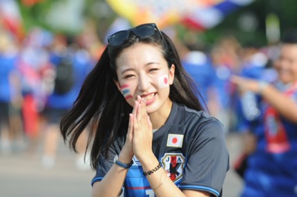A Japanese fan among thousands of people gathering at Rajamangala National Stadium on Tuesday afternoon for a 2018 World Cup qualifying match between Thailand and Japan.