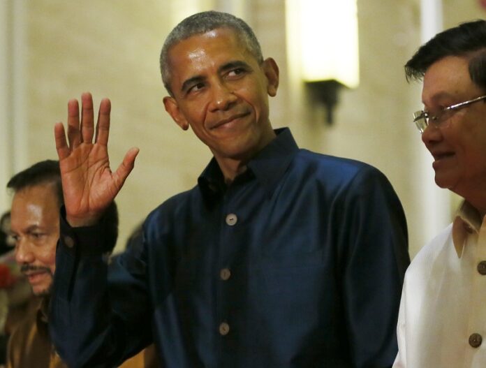 US President Barack Obama waves to the media on Wednesday as he arrives for the gala dinner of ASEAN leaders and its Dialogue Partners in Vientiane, Laos. Photo: Bullit Marquez / Associated Press