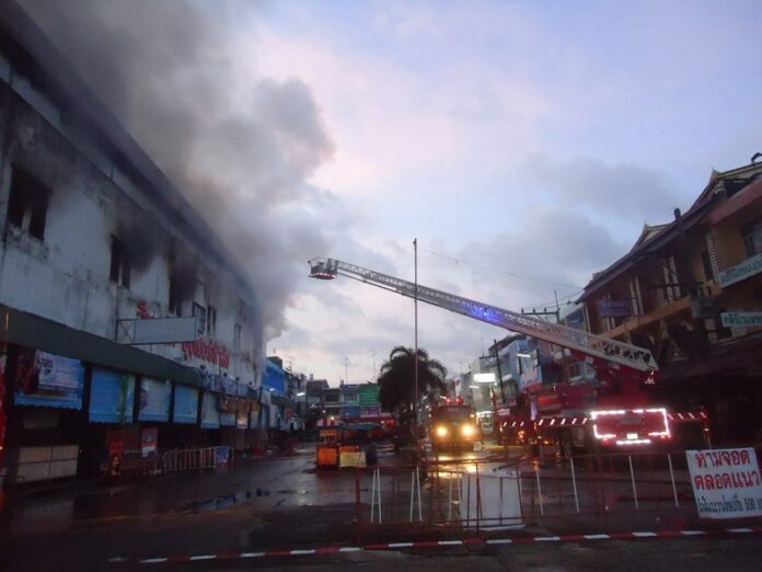 An arson fire burns at the Lee Mart Super Wholesale on Aug. 12 in Trang province. No one was hurt but it caused damage estimated at over 100 million baht. Photo: Matichon