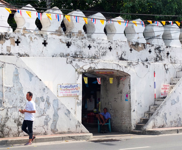 More than 300 people live between the wall of Mahakan fort and Khlong Banglamphu, seen here in September 2016, which the city declared eminent domain over in 1992 to build a park.