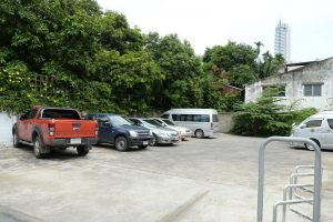 With the Bangkok Folk Museum under heavy foliage to the left, the adjacent parcel of land is now used as a parking lot.