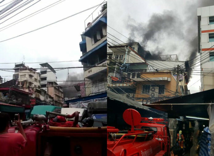Smoke rises from a building in the Sampeng Market on Monday morning. Original photos: @Ratchatham & @Nalinee_PLE / Twitter