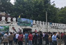 Prepared For Siege, Pom Mahakan Brokers Compromise With City