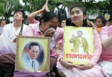 In Pink and Yellow, People Unite at Siriraj to Wish the King Well (Photos)