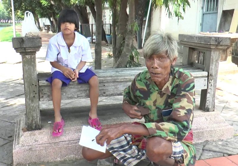 Paen Paewpongsong, 72, talks to reporters on Tuesday at Buriram Police Station hours after he lost his wallet. 
