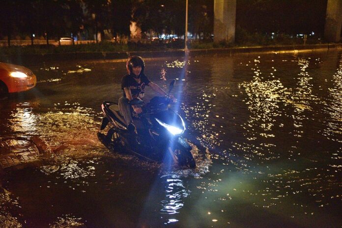 Flooding last night along Kampaeng Phet road.
