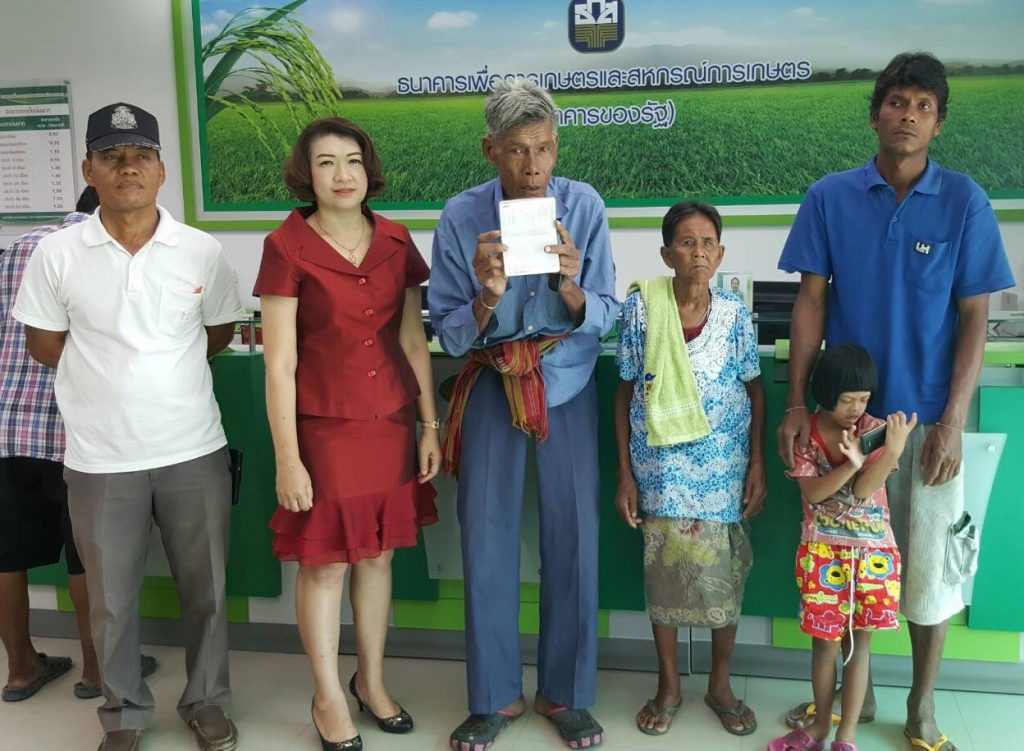 Paen on Friday shows reporters his bank account after receiving nearly 1.3 million baht in donations from netizens.