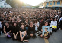 Ultra-Royalists Guilt-Shame People Who Don’t Wear Mourning Black