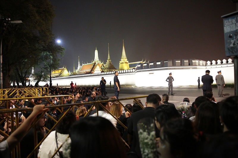 Mourners queue late Tuesday night outside the Wiset Chaisri Gate to prostrate inside the palace which opens at 8:30am and closes at 4pm.