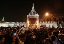 Mourners Continue to Flock to Grand Palace, Offer Condolences into the Night (PHOTOS)