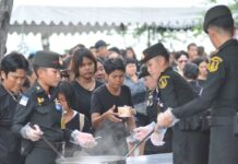 Free Food Curfew as Trash Floods Sanam Luang