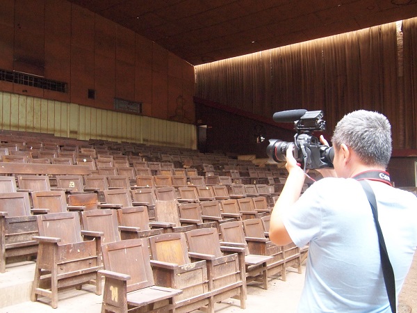 Sonthaya Subyen photographs the Chaloem Sin Theatre in 2013 in Amnat Charoen province