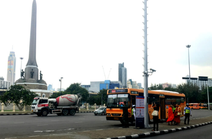 A shuttle bus departs from Victory Monument to the northern bus terminal at Mo Chit Tuesday.