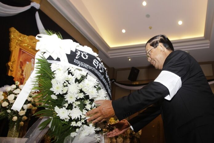 Cambodian Prime Minister Hun Sen places flowers as he pays respect to late Thailand's King Bhumibol Adulyadej Oct. 17 at the Thai Embassy, in Phnom Penh, Cambodia. Photo: Heng Sinith / Associated Press