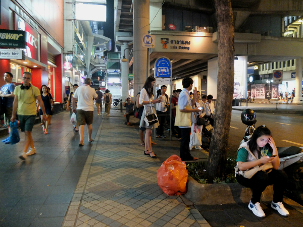 Open sidewalks Wednesday night on upper Silom Road below BTS Sala Daeng.