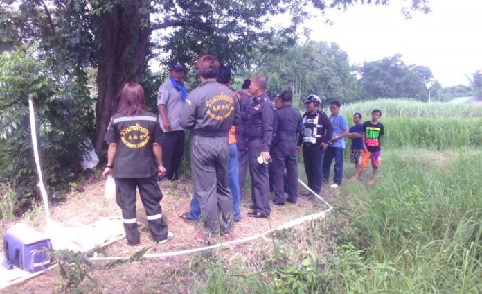 Police at the tree behind Sawangkongkaram Temple, where a six-year-old was buried.