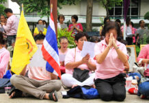Outpouring of Prayer, Anxiety About Future at Siriraj Hospital (Photos)