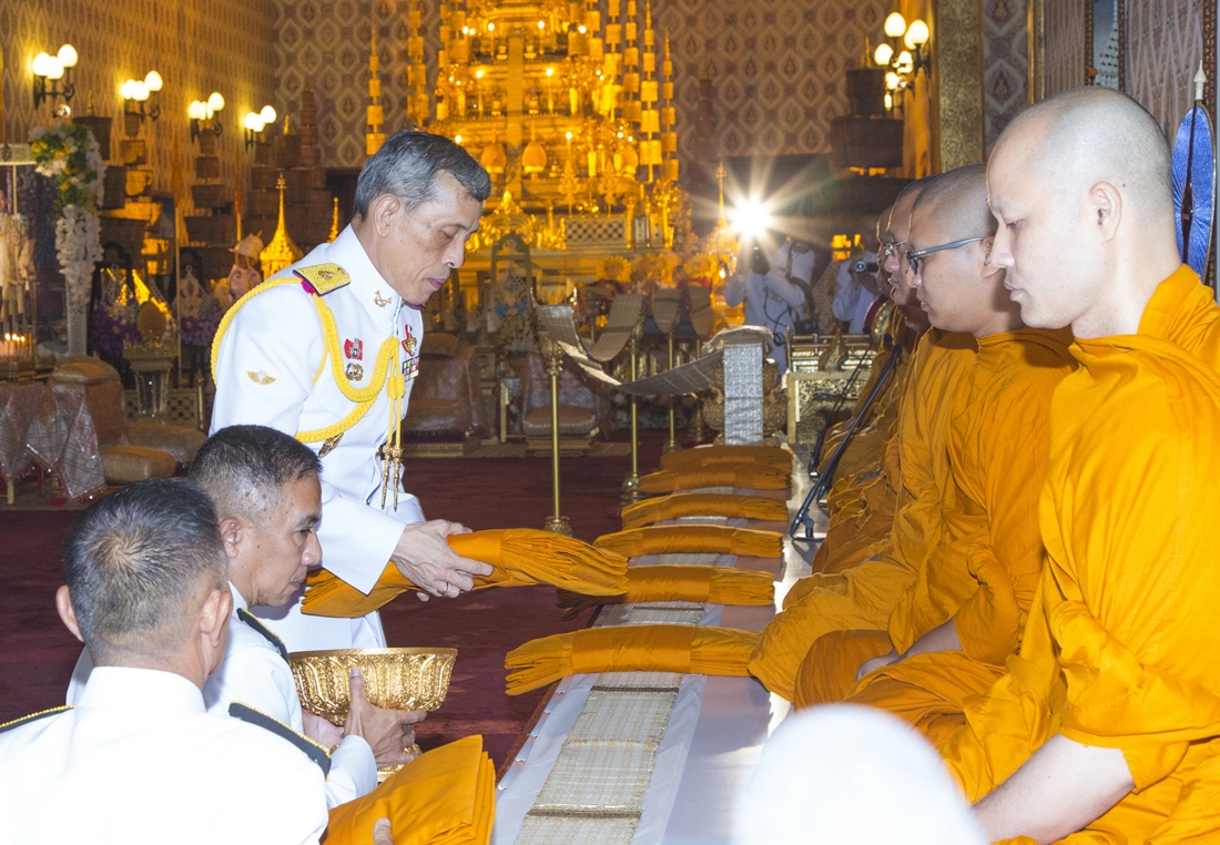 El Rey Maha Vajiralongkorn Bodindradebayavarangkun (Rey Rama X) presenta túnicas a los monjes durante el ritual de creación de méritos celebrado en el Salón del Trono Dusit Maha Prasat en el Gran Palacio 