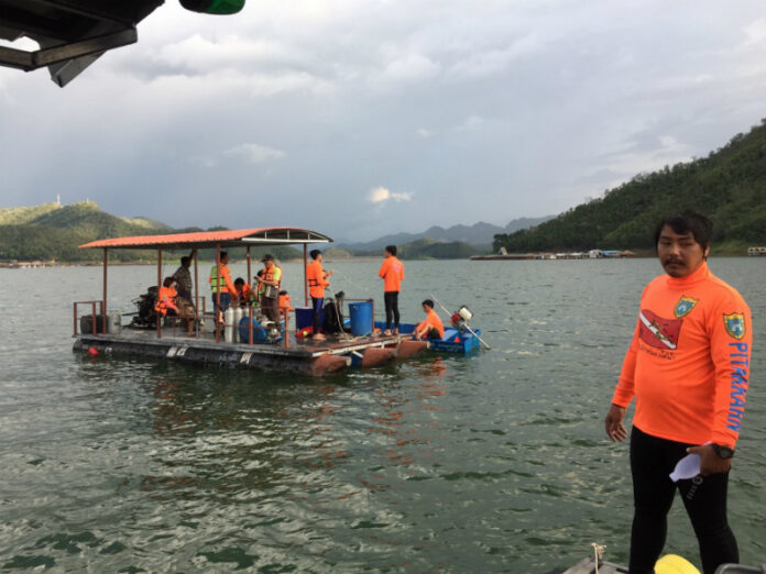 Rescue workers search for Anirut Khunwichaeng at the spot where he reportedly drowned Saturday afternoon in Srinagarind Dam, Kanchanaburi province.