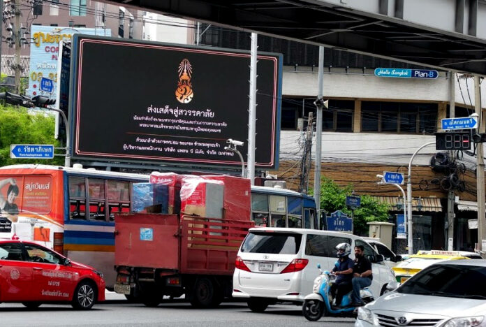 A billboard at Asok junction was seen replaced with tribute to His Majesty the Late King Friday.
