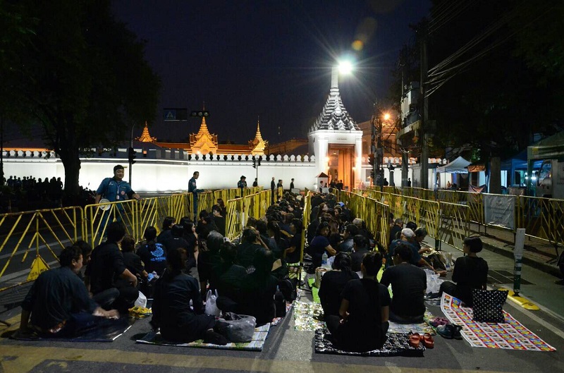 Mourners queue late Tuesday night outside the Wiset Chaisri Gate to prostrate inside the palace which opens at 8:30am and closes at 4pm.