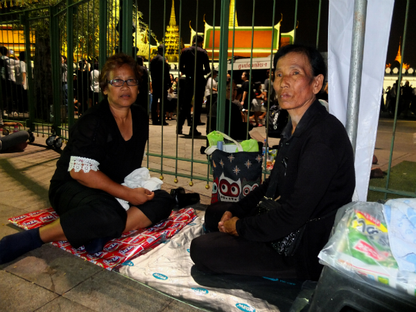 Krai Katekul from Samut Prakan province, at left, made friends with Anong Jaratphan from Nakhon Ratchasima province Wednesday at the Sanam Luang.